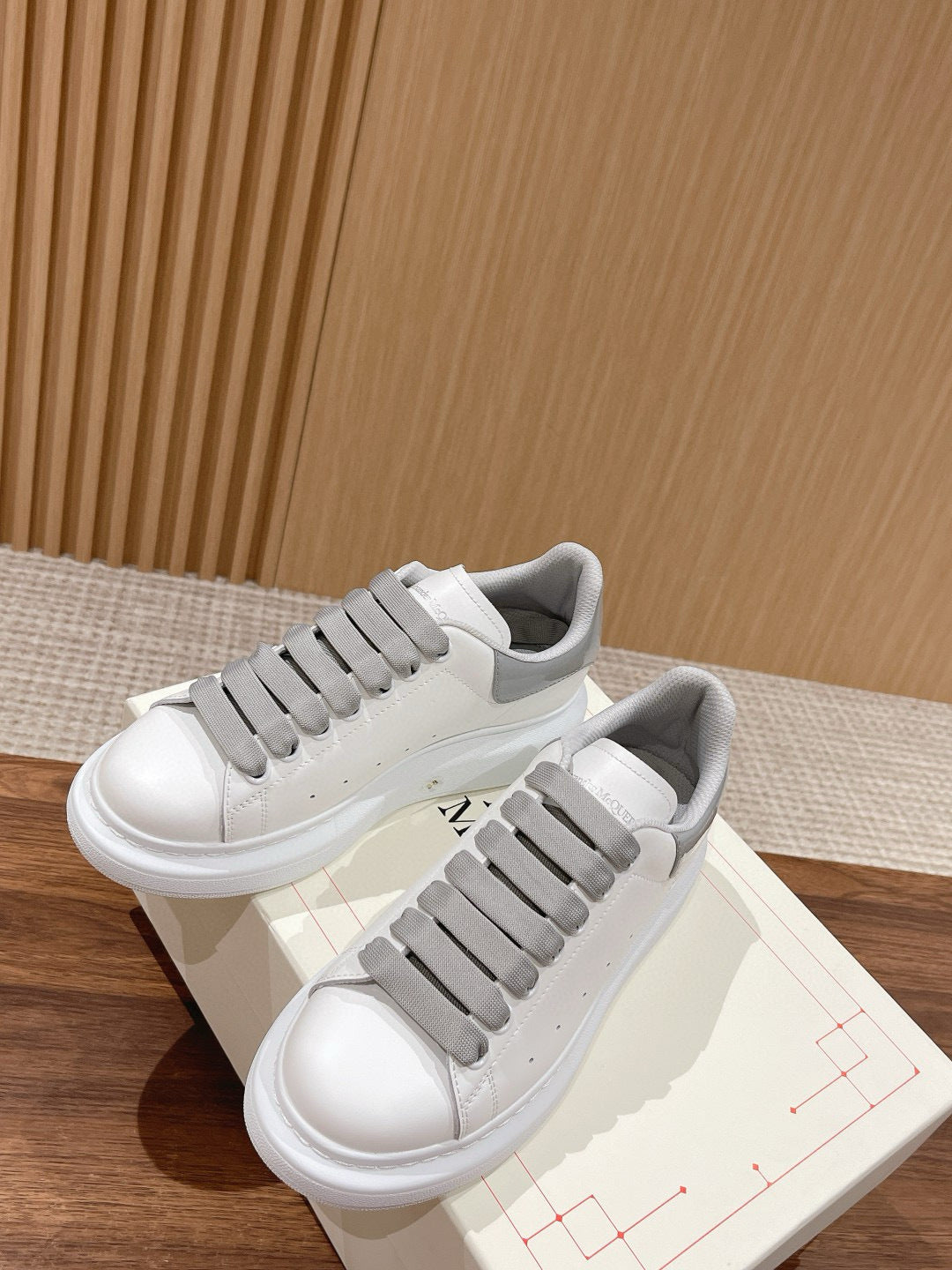 MCQN Sneaker - White/Grey