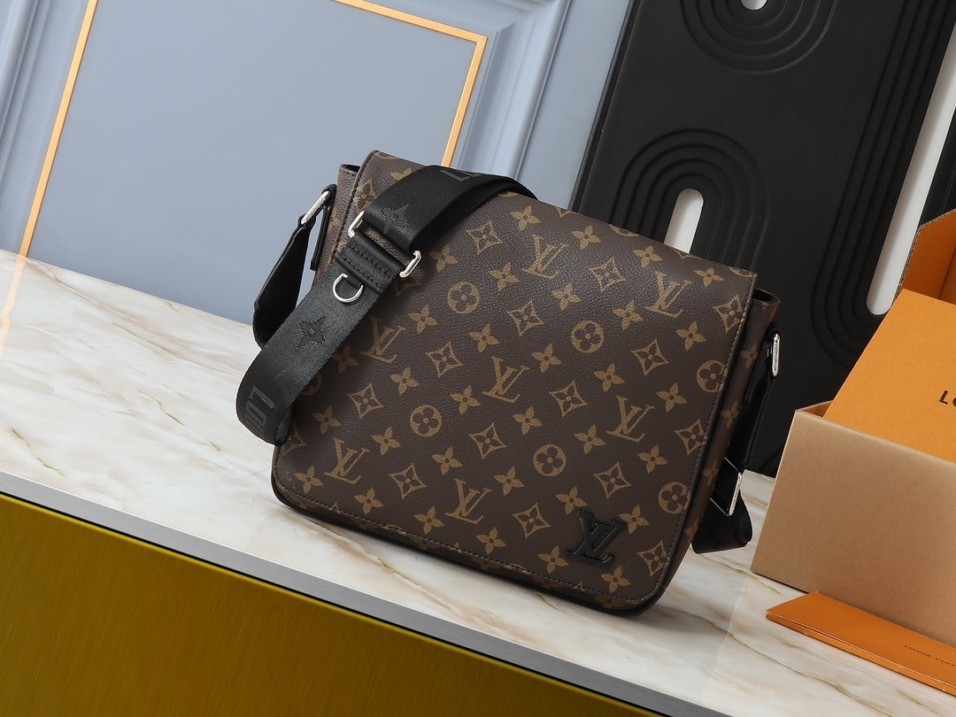LV MESSENGER BAG - Brown