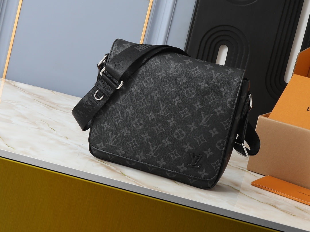 LV MESSENGER BAG - Black